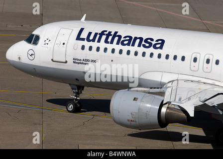 Lufthansa Airbus A320-200 zivile Verkehrsflugzeug des Rollens bei Düsseldorf International Airport, North Rhine-Westphalia, Germany. Stockfoto