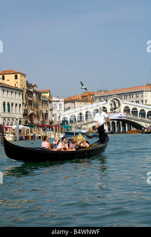 Nehmen eine Gondelfahrt in der Nähe der Rialto-Brücke in Venedig Italien Stockfoto