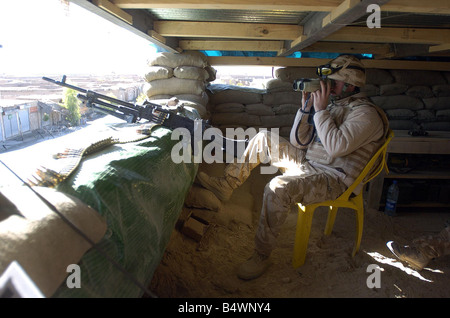 Mitglied der K Company von der königlichen Marine 42 Commando gesehen hier auf Wache in Sangar am Nowzad der am weitesten entfernten Schlacht vernarbt Vorposten der NATO in Afghanistan s flüchtigen Helmand Provinz praktisch umgeben von treuen Talibankämpfer und Dörfer, die es 50 Meilen entfernt von Camp Bastion der UK liegt Hauptsitz zwingt, die Intelligenz schlägt vor, dass die 120 starke Taliban Armee hier durch pakistanische Dschihadisten, die wollen sich gegen die Briten Märtyrer verstärkt wurde November 2006 Stockfoto