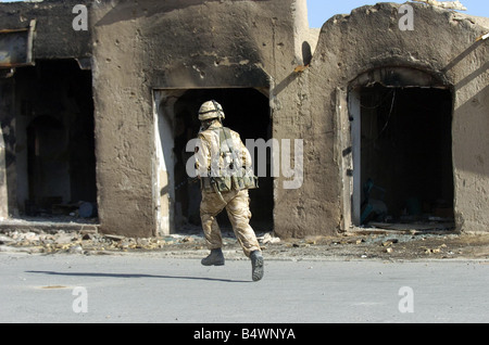 Mitglied der K Company von der königlichen Marine 42 Commando gesehen hier patrouillieren in den Straßen von Nowzad vernarbt die entlegenste Schlacht Stockfoto