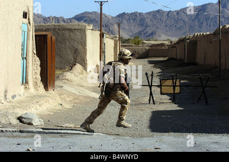 Mitglied der K Company von der königlichen Marine 42 Commando gesehen hier patrouillieren in den Straßen von Nowzad vernarbt die entlegenste Schlacht Stockfoto