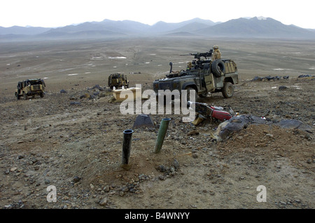 Wüste Rosen Urinale bewacht von bewaffneten Land Rover an der Feuer-Unterstützung-Basis bekannt wie die Hügel über dem Dorf Nowzad, die am weitesten entfernte Schlacht vernarbt Vorposten der NATO in Afghanistan s flüchtige Helmand Provinz es ist praktisch umgeben von treuen Talibankämpfer und Dörfer 50 Meilen entfernt von Camp Bastion der UK liegt, Hauptsitz Intelligenz zwingt legt nahe, dass die 120 starke Taliban Armee wurde hier durch pakistanische Dschihadisten, die wollen sich gegen Märtyrer gestärkt die Britische November 2006 Stockfoto