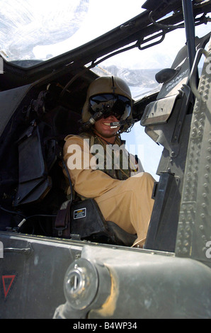 Held Apache Angriff Hubschrauber-Pilot in der Provinz Helmand im Süden Afghanistans &#13; &#10; Juni 2006 Stockfoto