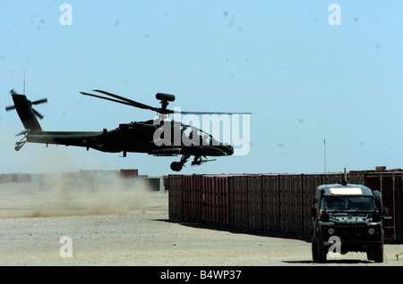 Held Apache Angriff Hubschrauber-Pilot in der Provinz Helmand im Süden Afghanistans &#13; &#10; Juni 2006 Stockfoto