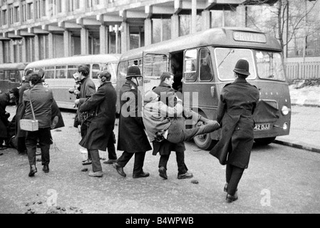 Ein Demonstrator ist während der Unruhen in der amerikanischen Botschaft in Grosvenor Square über die über laufenden Vietnam-Konflikt März 1968 weggeführt Y2617 7074 13a Stockfoto