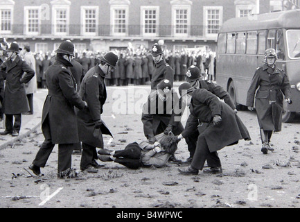 Ein Demonstrator ist während der Unruhen in der amerikanischen Botschaft in Grosvenor Square über die über laufenden Vietnam-Konflikt März 1968 weggeführt Y2617 7074 12a Stockfoto