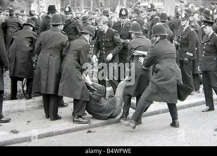 Ein Demonstrator ist während der Unruhen in der amerikanischen Botschaft in Grosvenor Square über die über laufenden Vietnam-Konflikt März 1968 weggeführt Y2617 7074 10a Stockfoto