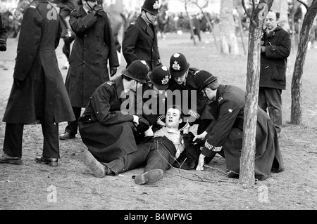 Ein Demonstrator ist während der Unruhen in der amerikanischen Botschaft in Grosvenor Square über die über laufenden Vietnam-Konflikt März 1968 weggeführt Y2617 7074 8a Stockfoto