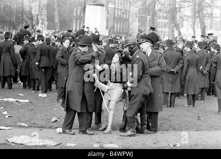 Ein Demonstrator ist während der Unruhen in der amerikanischen Botschaft in Grosvenor Square über die über laufenden Vietnam-Konflikt März 1968 weggeführt Y2617 7074 6a Stockfoto