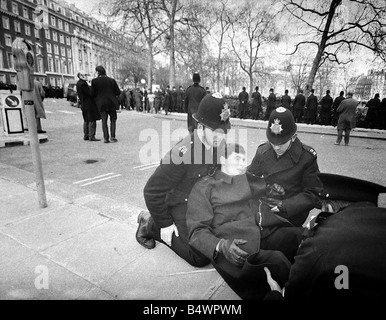 Ein Demonstrator wird entfernt während Unruhen bei uns 'Botschaft', Grosvenor "Platz," über die andauernde Vietnam-Konflikt geführt. März 1968 Stockfoto