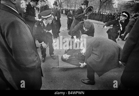 Ein Demonstrator wird entfernt während Unruhen bei uns 'Botschaft', Grosvenor "Platz," über die andauernde Vietnam-Konflikt geführt. März 1968 Stockfoto