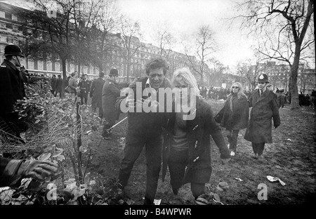 Ein Demonstrator wird entfernt während Unruhen bei uns 'Botschaft', Grosvenor "Platz," über die andauernde Vietnam-Konflikt geführt. März 1968 Stockfoto