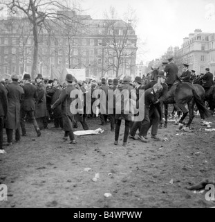 Ein Demonstrator wird entfernt während der Unruhen in den USA 'Botschaft', Grosvenor "Platz," über die andauernde Vietnam-Konflikt geführt. März 1968 Stockfoto