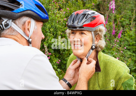 Älteres Paar mit Fahrrädern Stockfoto