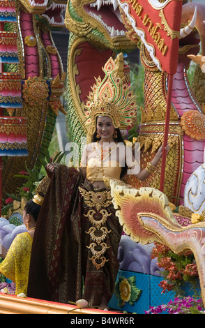 Mannschaft auf einem geschmückten Schiffe bei der Parade anlässlich Rap Bua in Bang Plee Samut Prakan Provinz Thailand Stockfoto