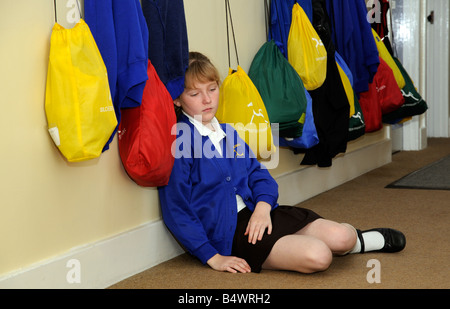 Schulmädchen, die gemobbt wurden im Flur der Schule sitzen Stockfoto