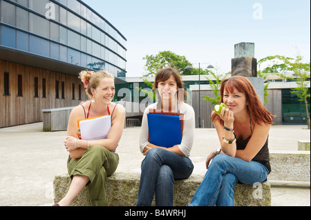 Drei junge Frauen auf dem campus Stockfoto