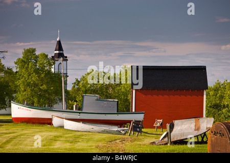 Alte Boote und roten Schuppen in Hecla Dorf an den Ufern des Lake Winnipeg, Hecla Island, Manitoba, Kanada Stockfoto