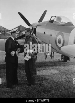 Fleet Air Arm Piloten Rückkehr aus Korea-Krieg Mai 1951 A Fleet Air Arm Pilot stand neben seinem Flugzeug Hawker Sea Fury wird nach Hause mit einem Handschlag begrüßt, von seinem Kommandanten Mirrorpix Stockfoto