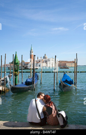 Paar zusammen in Venedig mit Blick auf die Basilika San Giorgio Maggiore über die Lagune Stockfoto