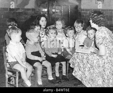 Dieses Bild wurde am Byker Pfarrei Kirche Halle Newcastle irgendwann im Jahr 1941 mit einem jungen Jean Robson Zentrum Startreihe mehr daran interessiert, den Kameramann als ihre Sonntagsschule Geschichte aufgenommen Stockfoto