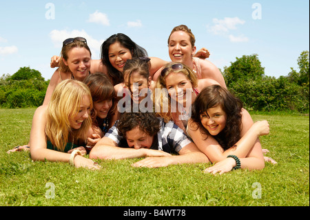 Porträt einer Gruppe junger Menschen auf Rasen Stockfoto