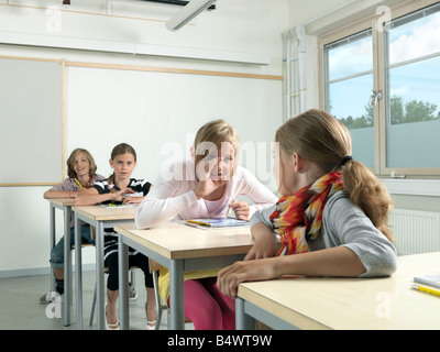 Vier Schüler in einem Klassenzimmer Stockfoto