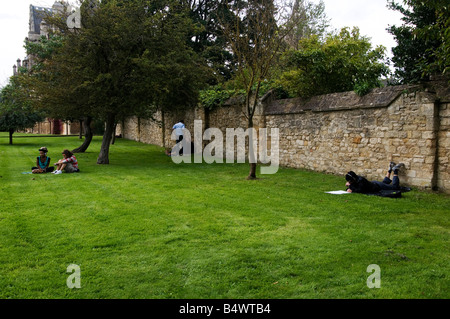 Universität Oxford Studenten an einem Sonntag Nachmittag entspannen Stockfoto