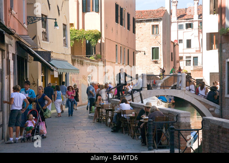 Kühlen und schattigen Nebenstraße imit einem kleinen Café in Venedig Italien Stockfoto