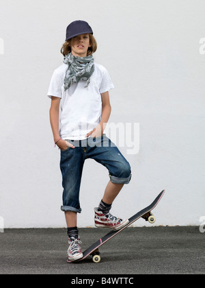 Junge mit Skateboard Stockfoto