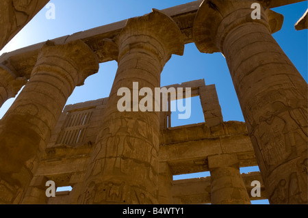 Säulen und Kapitelle in die große Säulenhalle, Karnak Temple Complex, UNESCO-Weltkulturerbe, Luxor, Ägypten Stockfoto