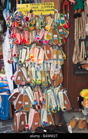 Traditionelle griechische Hausschuhe zum Verkauf angezeigt außen Souvenir-Shop in der alten Stadt Rethymnon Kreta Griechenland September 2008 Stockfoto