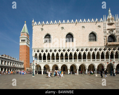 Dogenpalast und Campanile in Markusplatz Venedig Italien Stockfoto