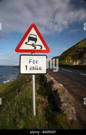 Wildwechsel Gefahr rotes Warndreieck 1 Meile zu unterzeichnen, an der berühmten A2 North Antrim Causeway Küstenstraße route Stockfoto