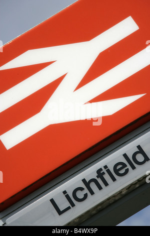 Stadt von Lichfield, England. Abgewinkelt, schließen sich mit Blick auf die Stadt von Lichfield Eisenbahn Schriftzug auf Station Road. Stockfoto