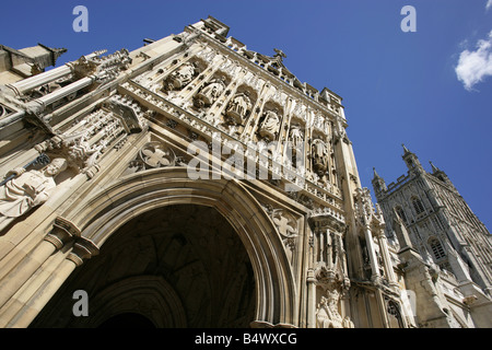 Stadt von Gloucester, England. Abgewinkelt, nahe Ansicht der religiösen Skulpturen über dem Haupteingang der Kathedrale von Gloucester. Stockfoto