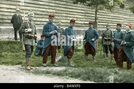 Veranstaltungen, Erster Weltkrieg/erster Weltkrieg, Kriegsgefangene, französische Soldaten und deutsche Wachen, Fotostrekarte, farbig, ca. 1914, Stockfoto