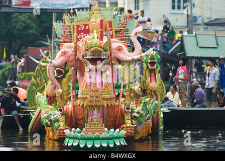 Eines der dekorierten Lastkähne auf der Parade anlässlich Rap Bua in Bang Plee Samut Prakan Provinz Thailand Stockfoto