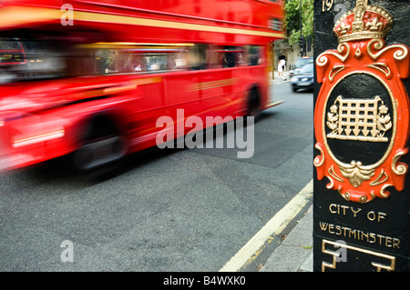 Verschieben von roten Bus, London Stockfoto