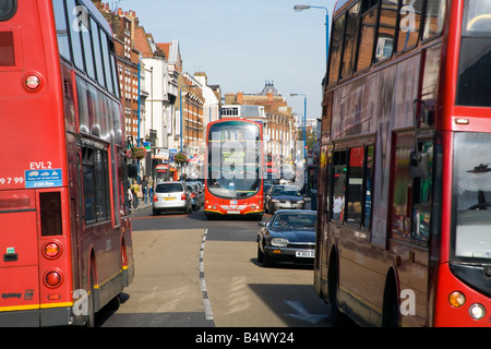 Londoner Busse in der geschäftigen Putney High street Stockfoto