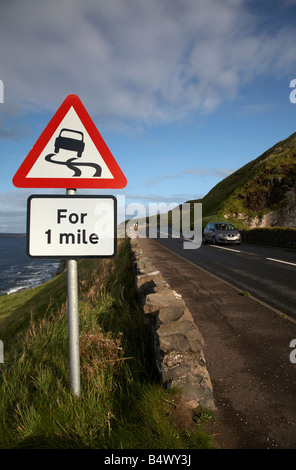 Auto Reisen vorbei Wildwechsel Gefahr rotes Warndreieck für 1 Meile Zeichen auf dem berühmten A2 North Antrim Causeway-Küste Stockfoto