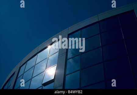Geöffnete Fenster in Bürogebäude Stockfoto