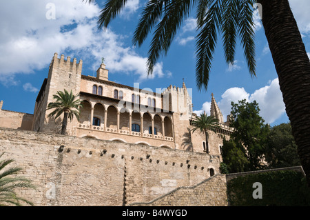 Der Almudaina-Palast befindet sich neben der Kathedrale von Palma, Palma, Mallorca, Spanien - Palacio De La Almudaina Stockfoto