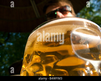 Mann etwa, einen Pint Bier zu trinken Stockfoto