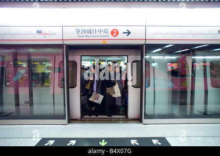 Tsim Sha Tsui Station auf der MTR in Hong Kong mit einem gepackten Zug bereit zu gehen. Stockfoto