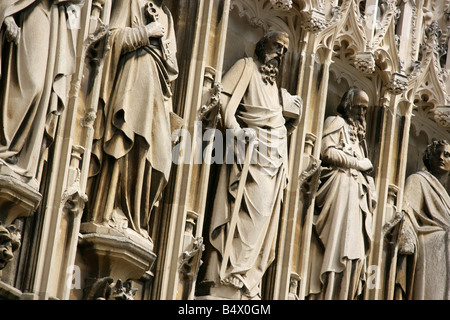 Stadt von Gloucester, England. Abgewinkelt, nahe Ansicht der religiösen Skulpturen über dem Haupteingang der Kathedrale von Gloucester. Stockfoto