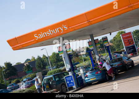 Sainsburys Benzin Bahnhofsvorplatz in Meole Brace Retail Park Shrewsbury Shropshire England UK United Kingdom GB Great Britain Stockfoto