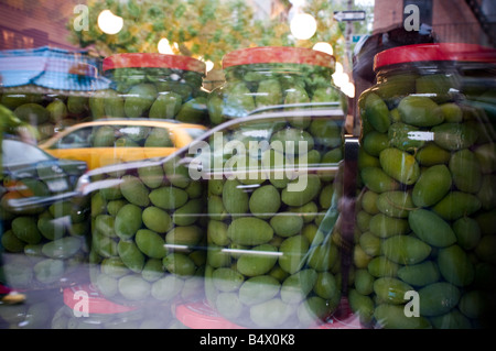 Deli speichern Fenster große Gläser mit grünen Oliven Stockfoto