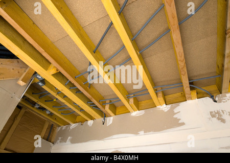 Umbau der Tenne / Decke Details zeigen versteckte Verkabelung arbeiten vor der Verkleidung, Frankreich. Stockfoto