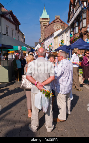 Massen von Menschen Surfen Straßenständen in Abergavenny Food Festival Market Hall im Hintergrund Stockfoto